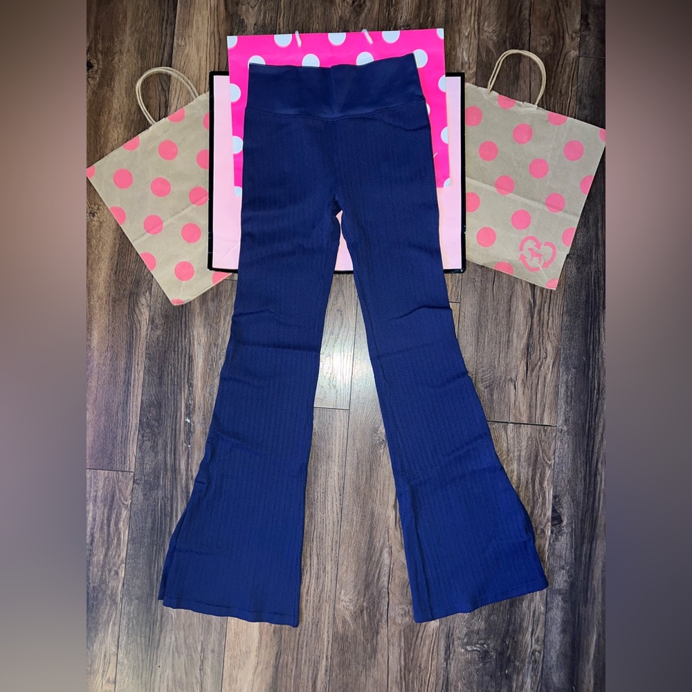 NWT VS PINK Size MEDIUM Seamless Cable Knit Flare Legging.